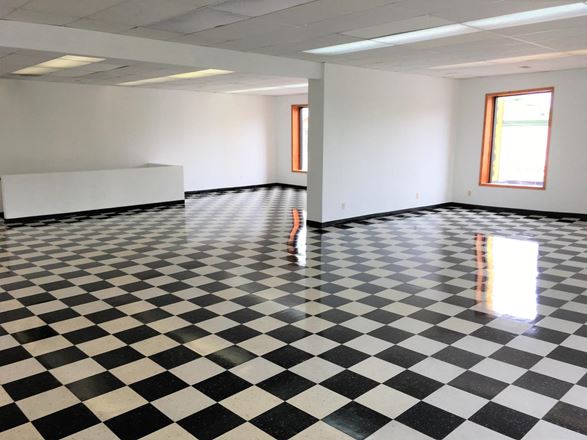 CHICAGO LARGE OFFICE & STORE/RETAIL SPACE (SECOND FLOOR)