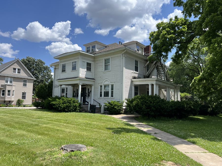 907 E Locust St