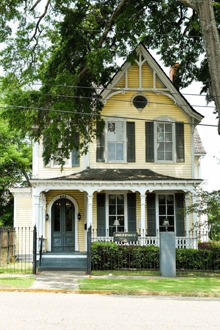 Historic James Hale House: 400 S. Perry St,