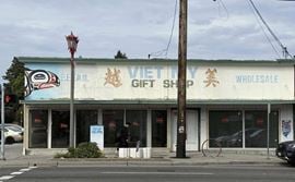 PRIME TACOMA RETAIL LOCATION - BUSY RETAIL SPACE + VERY WIDE GLASS CORNER FRONTAGE