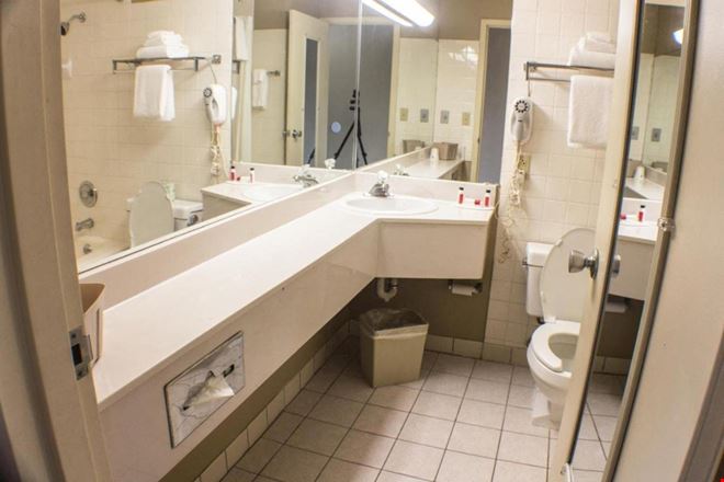 AUCTION: Quality Inn & EconoLodge | 202 Rooms | 14.58 AC | Erie PA