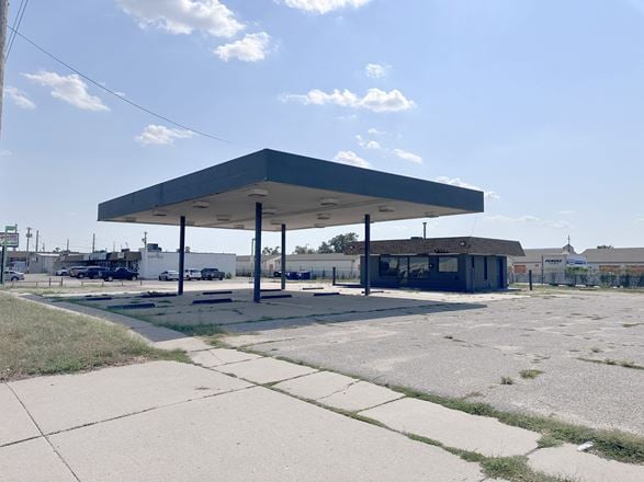 RETAIL/OFFICE NEAR SENECA & I-235
