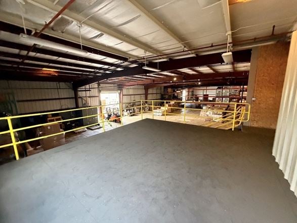 Large Warehouse Central Maui