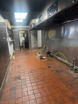 FREESTANDING RESTAURANT AT PAWNEE & SENECA