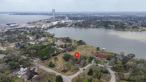 205 Lakeshore Dr, Seabrook, TX 77586