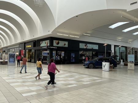 Los Cerritos Center, Sales