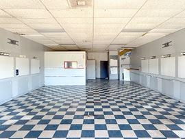 Salon Suite at Retail Convenience Center for Lease