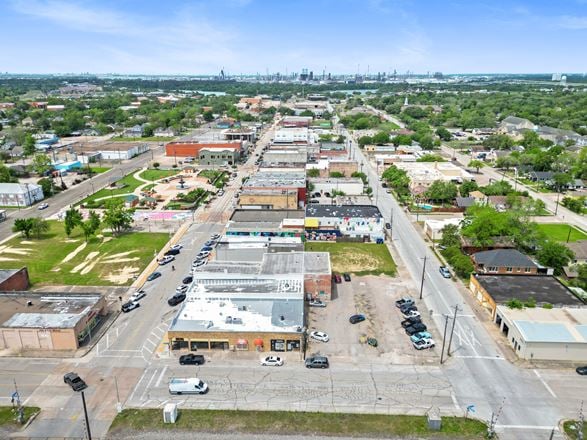 Turnkey Retail Center in Baytown – High-Traffic, Income-Producing Leased Units