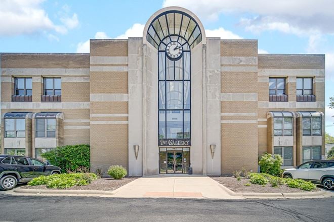 1S443 Summit Ave, Oakbrook Terrace, IL 60181