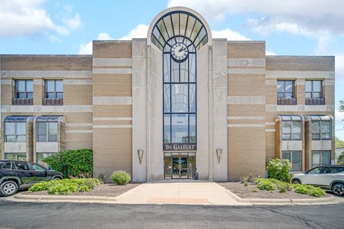 1S443 Summit Ave, Oakbrook Terrace, IL 60181