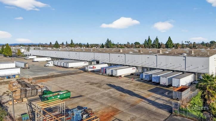 ±250,507 SF High-Cube Distribution Building | New Ownership