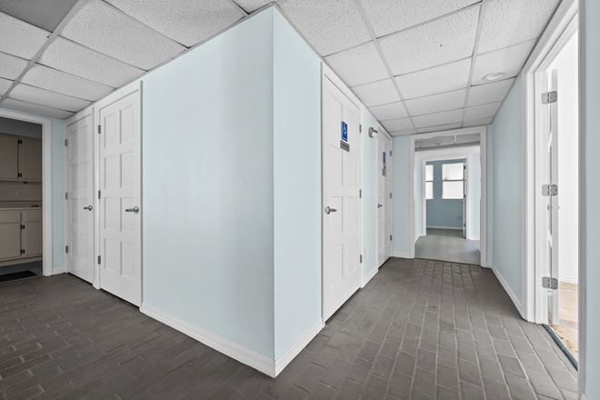 Courtyards Office Suites - 4131 NW 28th Lane