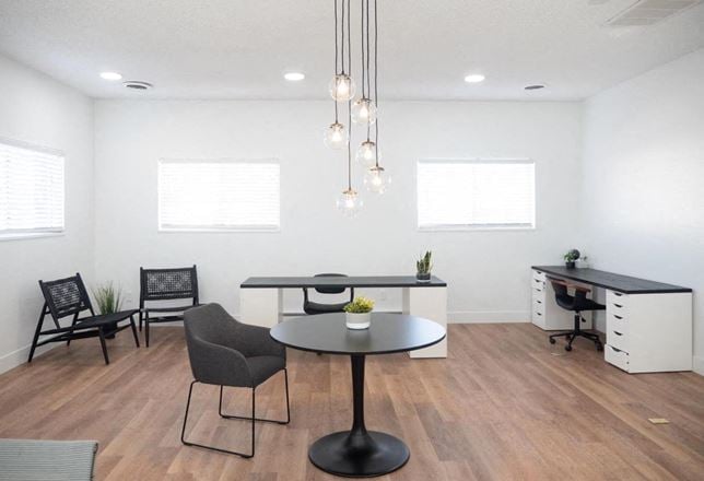 AW Management LLC - 1400 Laredo