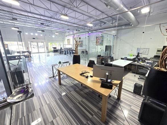 Freestanding Flex/Retail/Showroom
