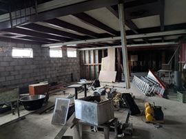 Fixer-upper Tavern/Restaurant with a Large Apartment