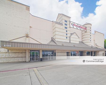 Photo of commercial space at 6100 North Freeway in Forth Worth