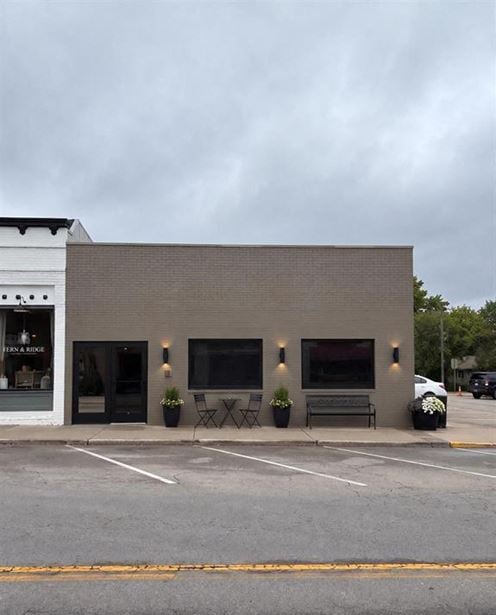 122 N Main St