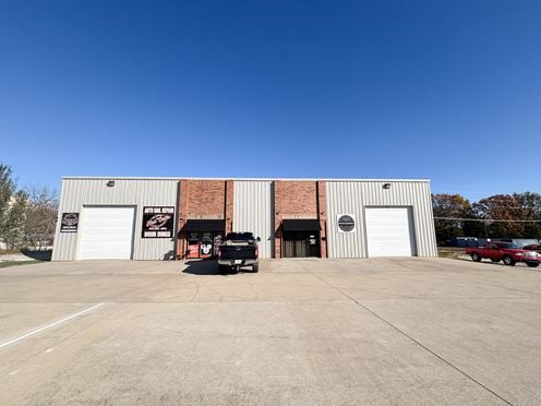 4,000 SF Nixa Office/Warehouse