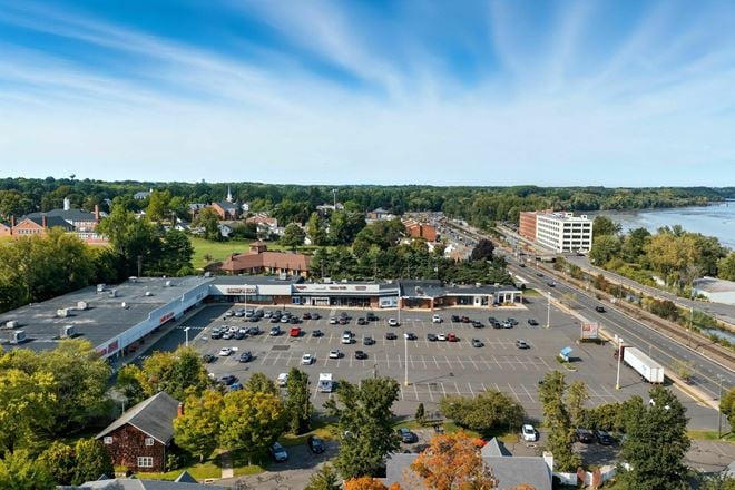Windsor Locks, CT - Dexter Plaza
