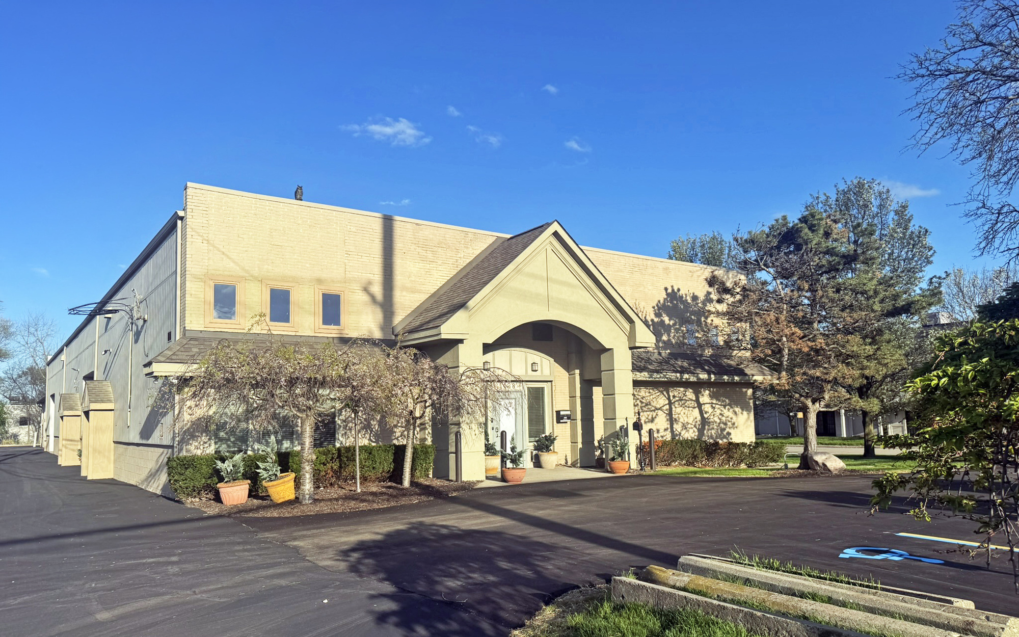 1438 N Crooks Rd, Clawson, MI 48017