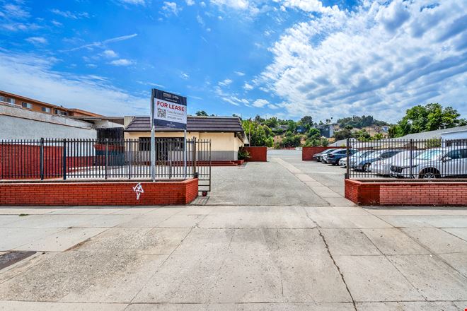 Office/Retail Freestanding Building with lots of parking