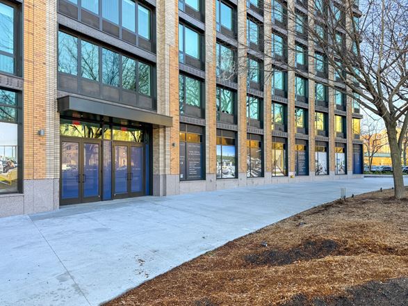 15,370 SF | 1 Park Point | Double Height Retail/Education Space
