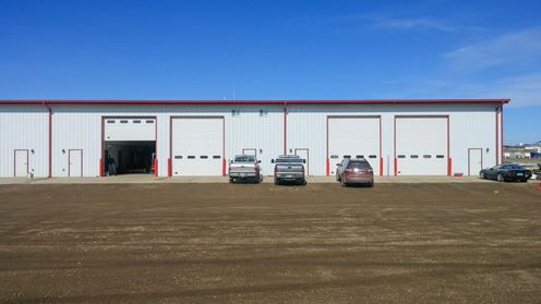 ±2,700 SF Industrial Shops with Living Quarters