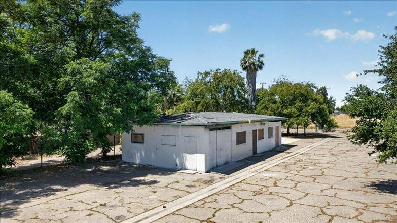 ±1,248 SF Freestanding Building + Paved/ Fenced Yard Storage Opportunity Near CA-99