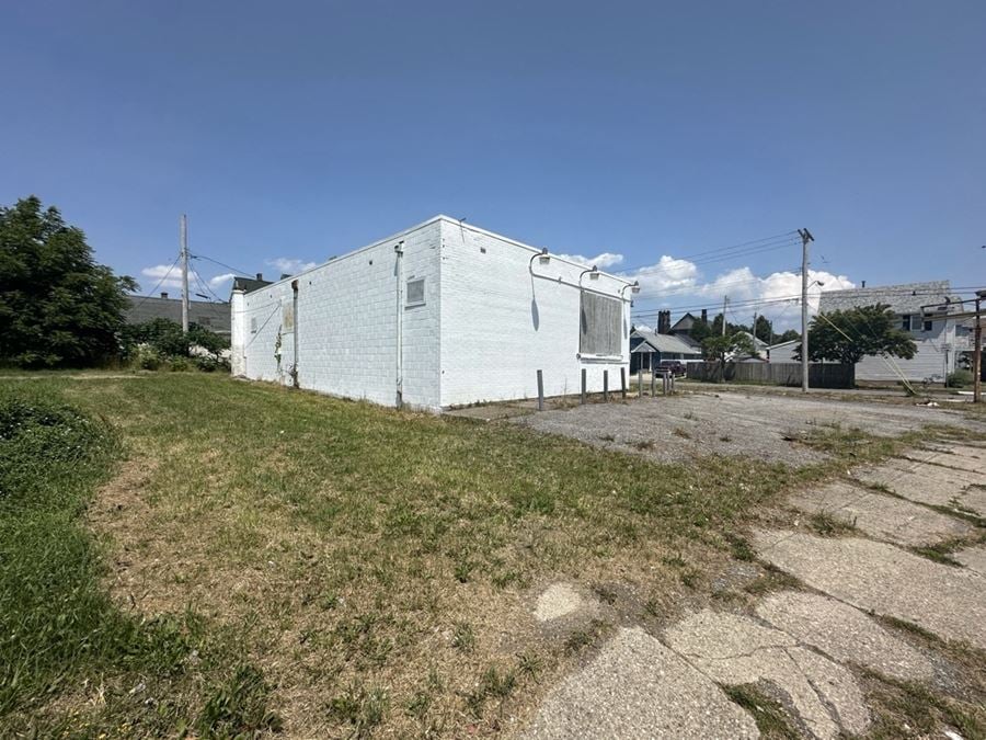 3,840+/- SF RETAIL with 3 Lots