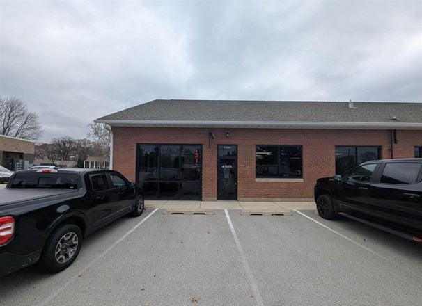 6035 N Knoxville Ave - Suites 103  & 105