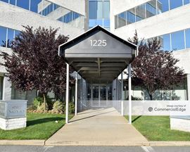 Stark Office Suites - Franklin Avenue Plaza