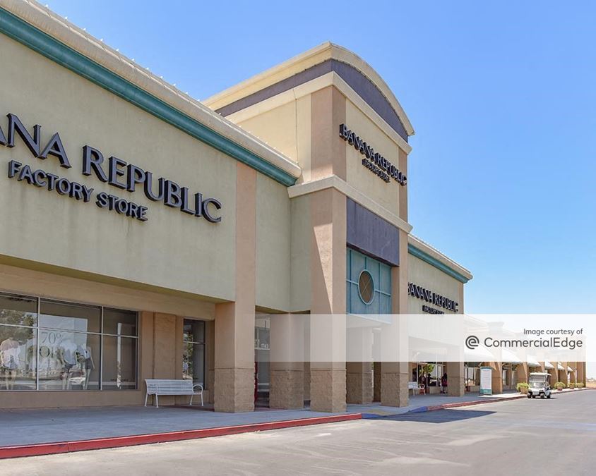 Tulare Outlets 1709 Retherford Street Retail Building