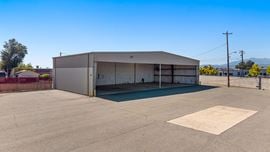 ±89k SF (6 BLDGS) Meek’s Lumber & Hardware