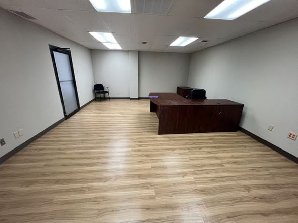 815 Trailwood Dr | Office