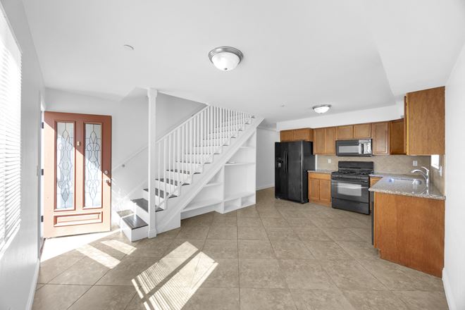 1241 W 37th Dr