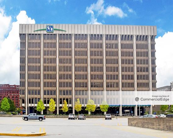 Fifth Third Center - 111 Lyon Street