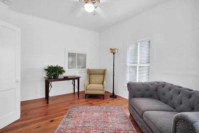 260 W KING ST