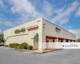 Lakehills Plaza
