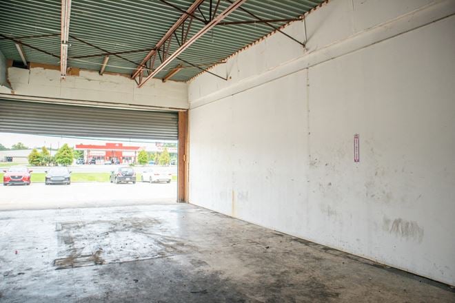 Highly Visible Retail Suites on Florida Blvd