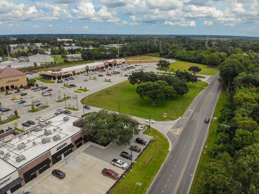 Pad Sites Near I-10 at Highland Park Marketplace