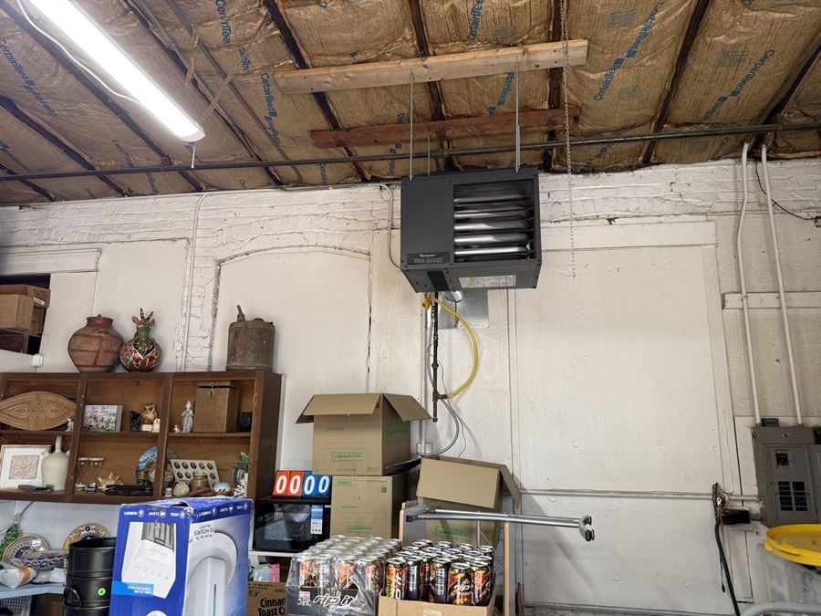 Warehouse in City of Lansing For Lease