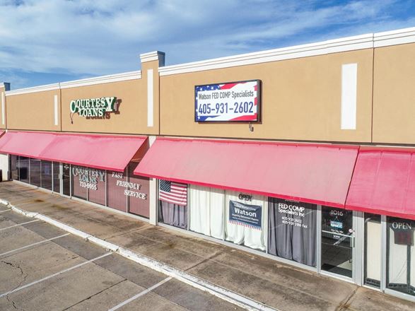 Village Oaks Shopping Center