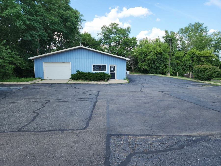 2460 Cedar St - Garage