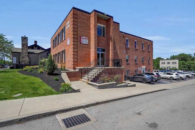 5586 Main St